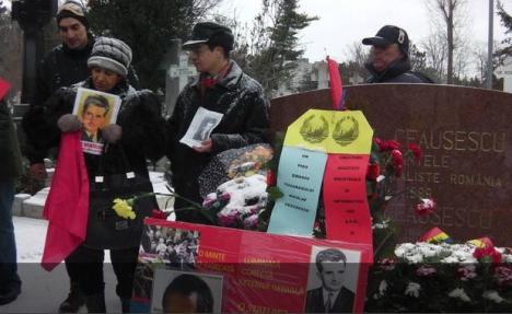 Un grup de nostalgici s-au dus să-l comemoreze pe Ceauşescu la mormânt